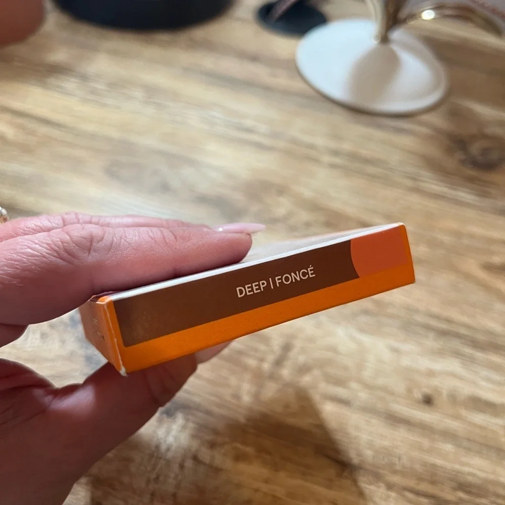 LIVE TINTED • HUESKIN BRIGHTENING CORE SETTING POWDER • DEEP